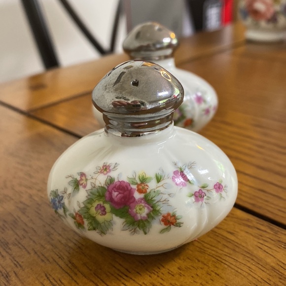 Japanese Floral Small Salt and Pepper shakers - Picture 3 of 4